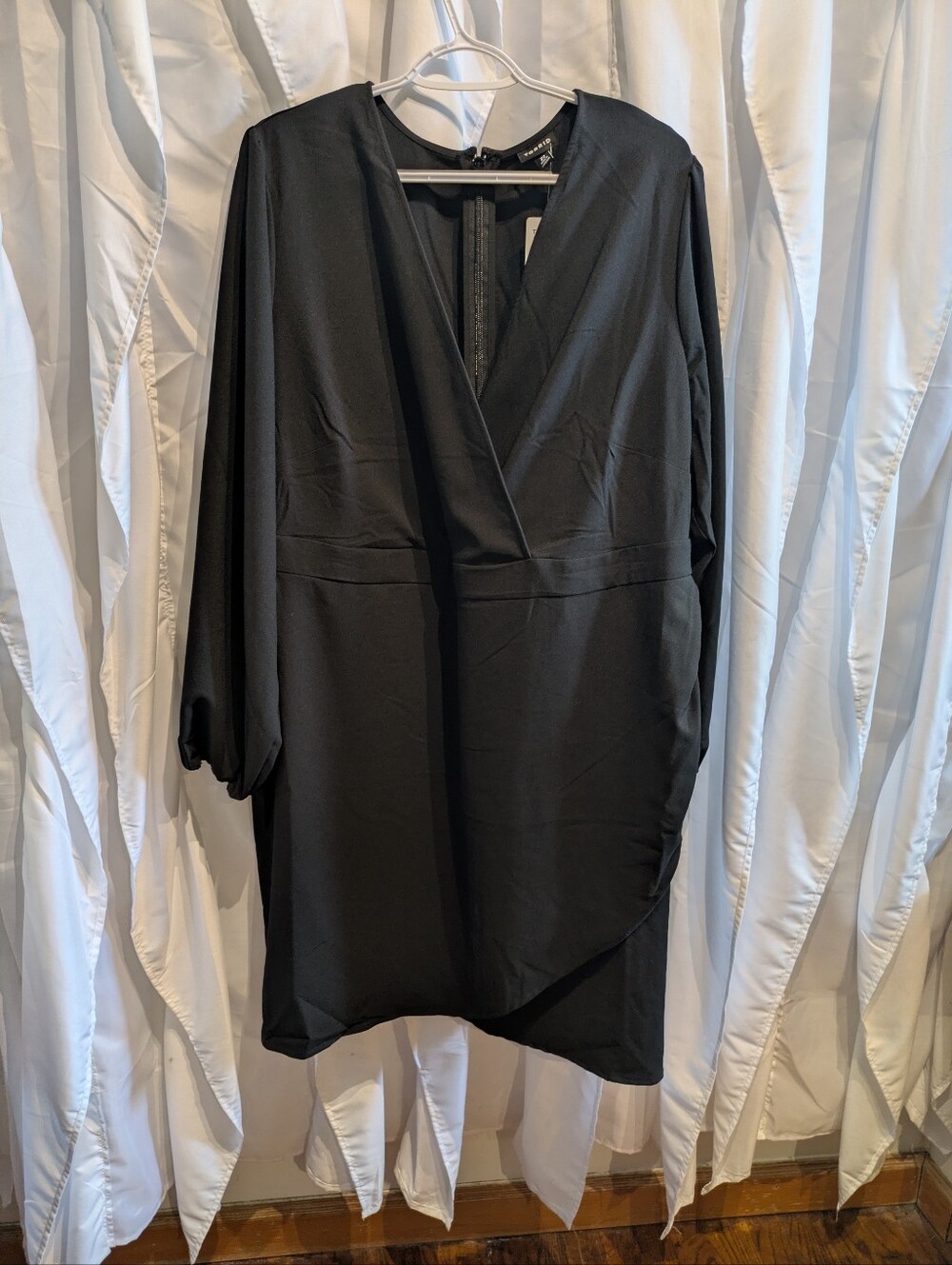 D3 NWT Torrid Size 24 Black Studio Crepe Tulip Wrap Mini Dress Fall Date Work